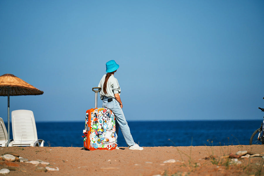 valise-vacances-fille-plage-ciel-bleu