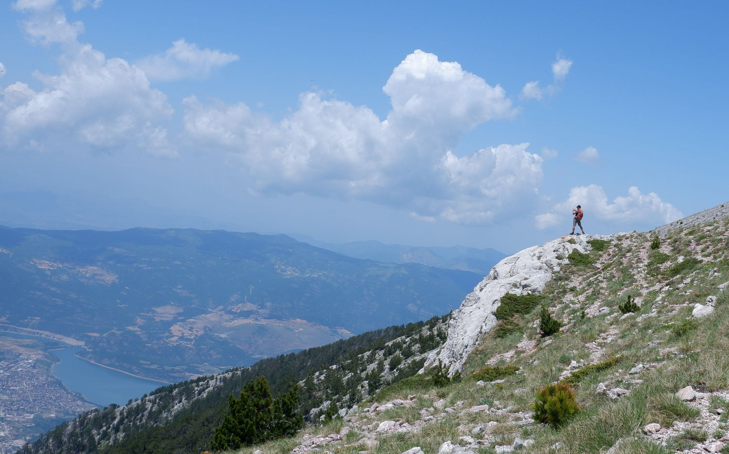Bien choisir son sac de randonnée : le guide pour partir sereinement